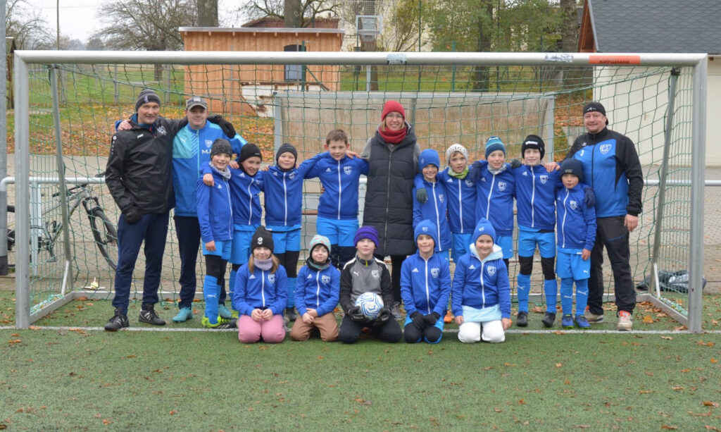 Gruppenfoto Kinder-Fußballverein TSV Beutha mit gesponsorten Jacken von bpw